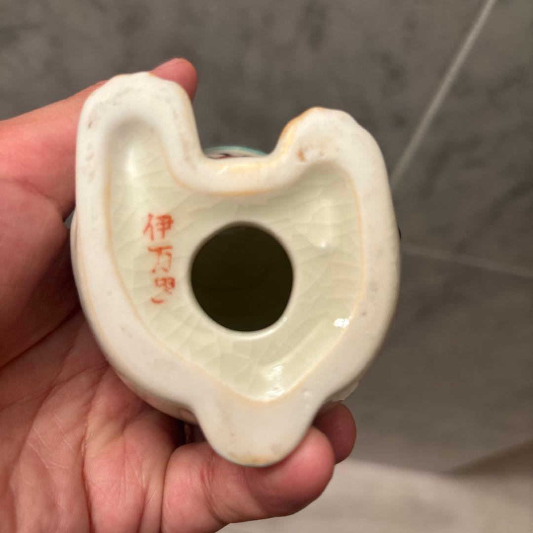 アンティーク伊万里　妖艶な瞳と体のお花や金彩が芸術的な招き猫