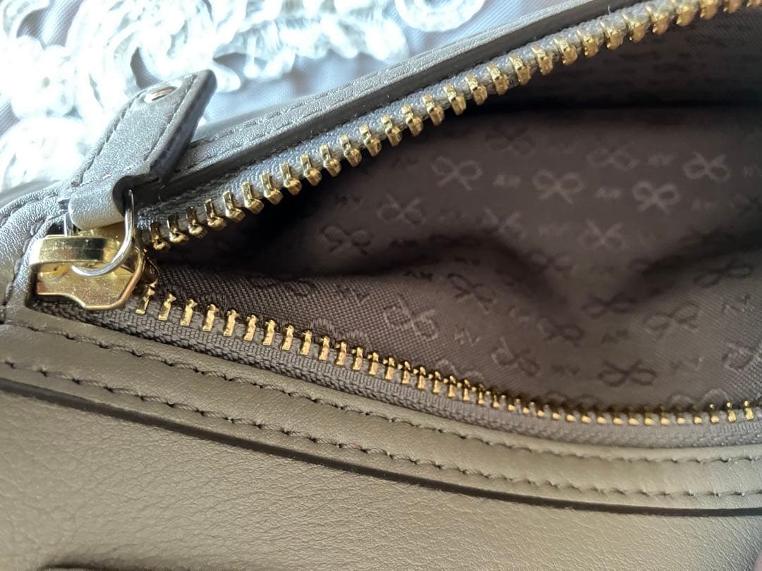 上品なアニヤハインドマーチ ショルダーバッグ グレージュ カーカバレル‼️