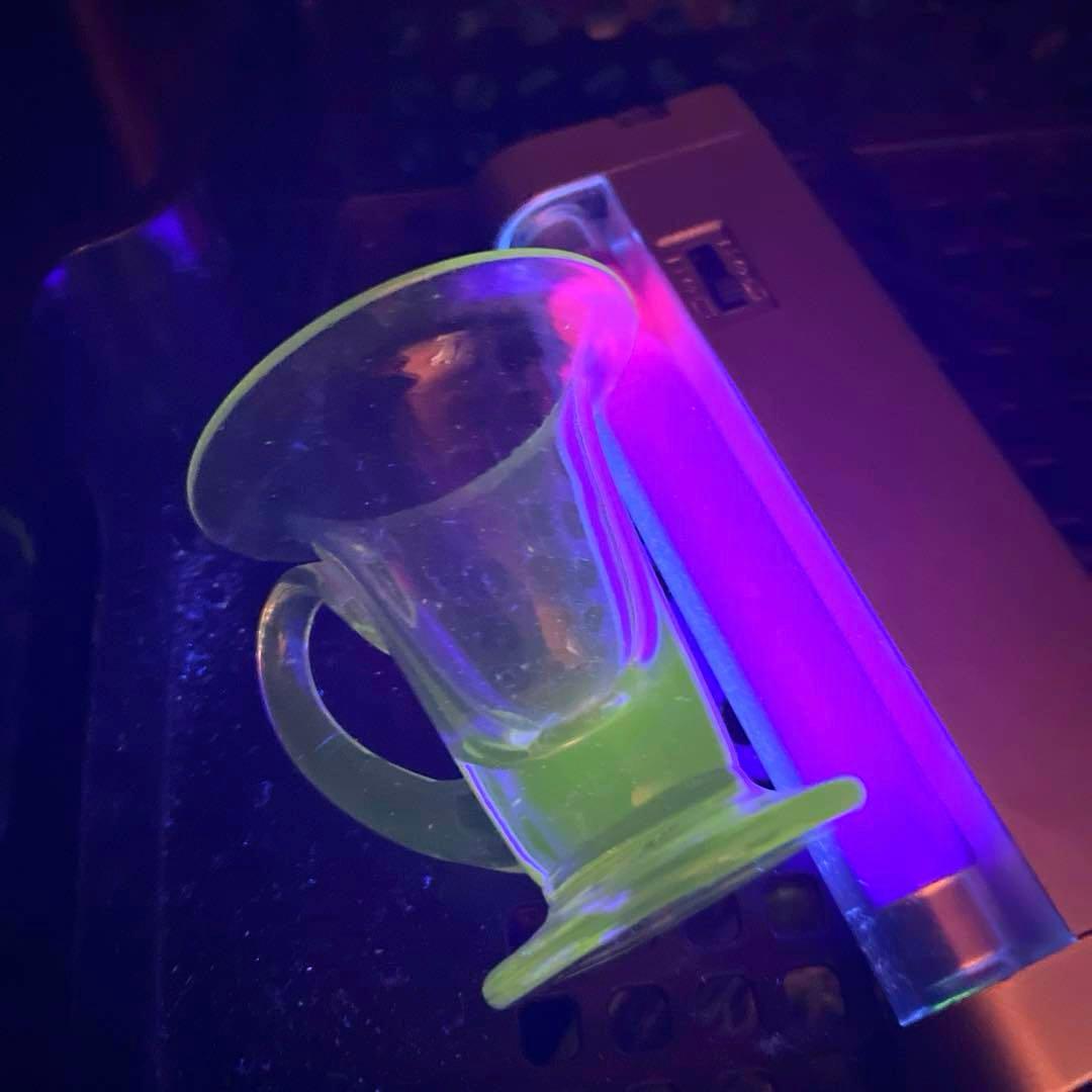 骨董　時代ガラス　ゆらゆら銀色　反り口　アイスクリームコップ　氷コップ　ウラン