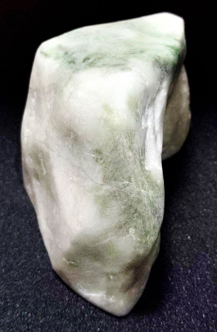 ★翡翠原石★糸魚川硬玉【小滝・2面カット磨き474ｇ】