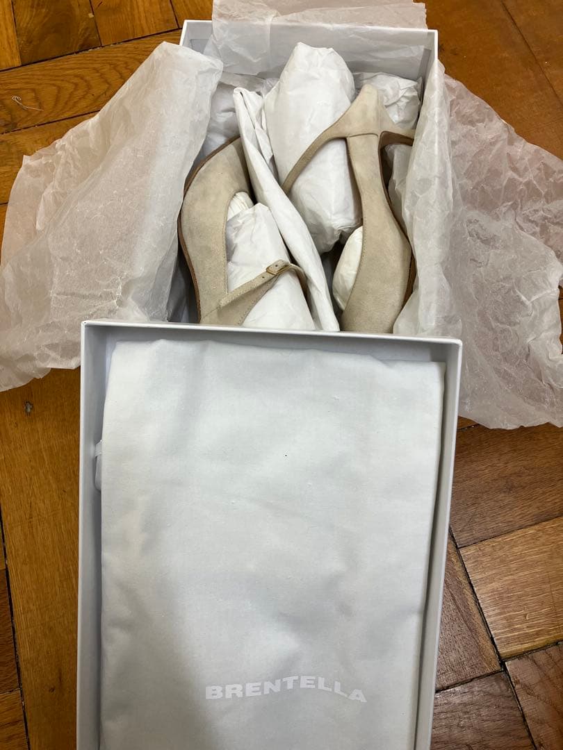 ノーブル　BRENTELLA プチストラップヒール　ベージュ　スウェード　37