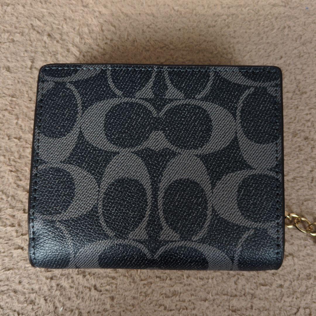 新品未使用COACH 二つ折り財布 デニムブルー ロゴ入り