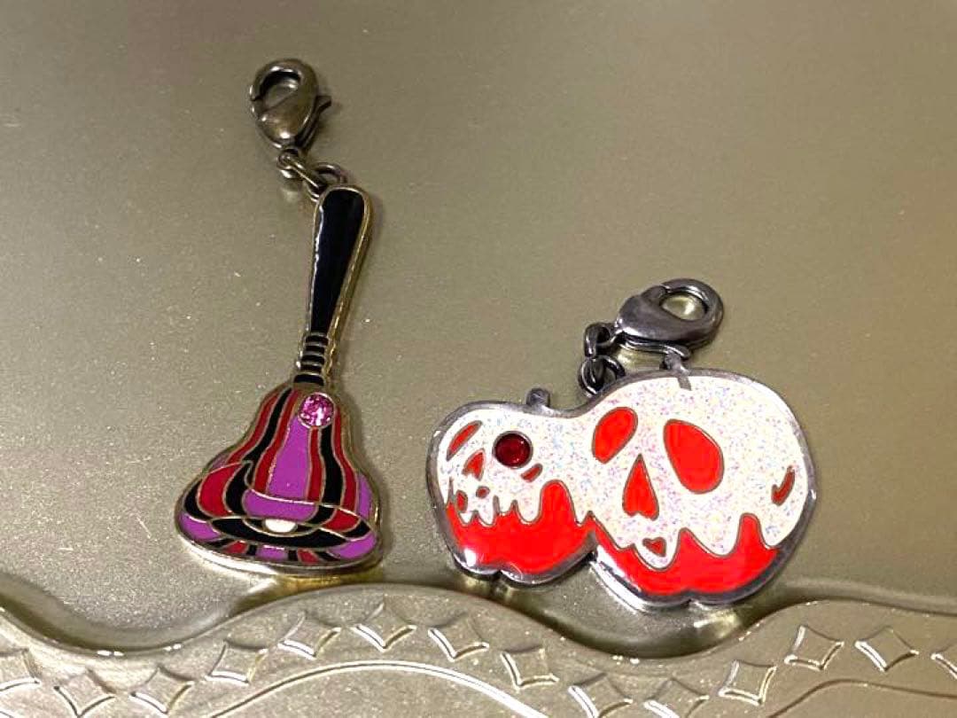 ディズニー　ハロウィン　ヴィランズ　チャーム　手下　女王　フロロー　2017年