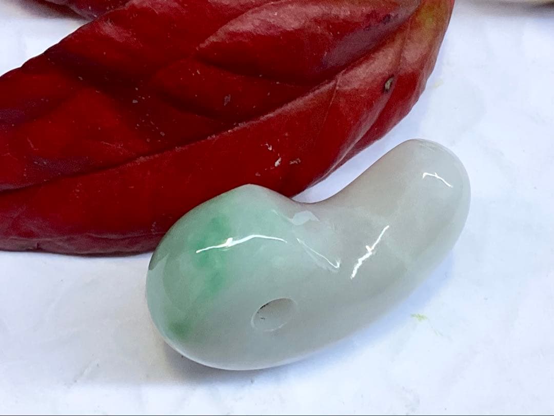 ✳桁違いの色合い　糸魚川翡翠ジェダイト　勾玉　鑑別書取得の天然無垢　超お買得品‼️