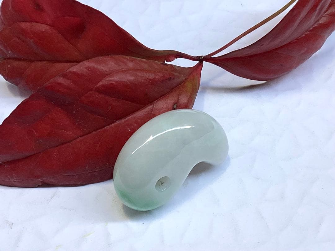 ✳桁違いの色合い　糸魚川翡翠ジェダイト　勾玉　鑑別書取得の天然無垢　超お買得品‼️