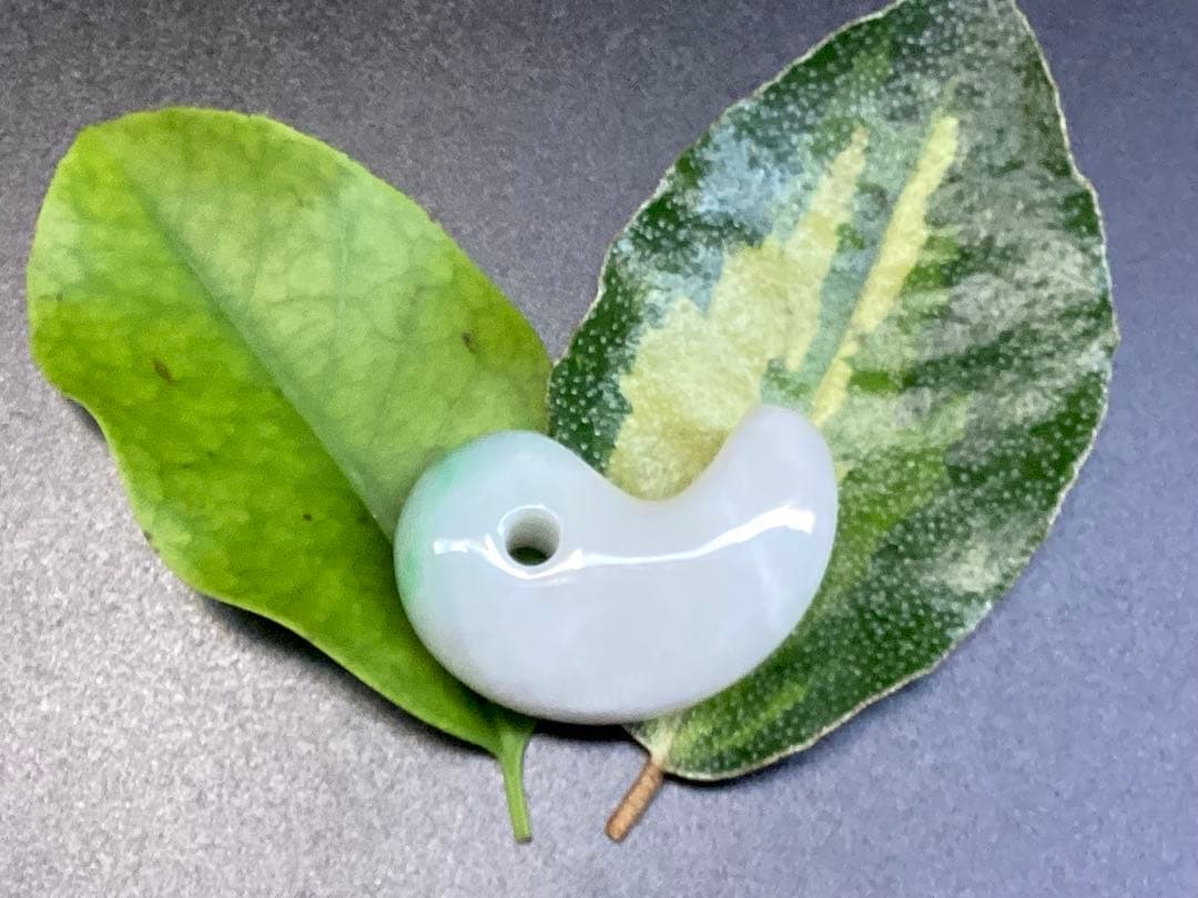 ✳桁違いの色合い　糸魚川翡翠ジェダイト　勾玉　鑑別書取得の天然無垢　超お買得品‼️