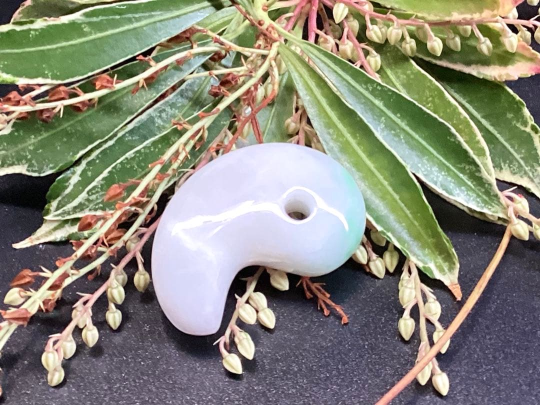 ✳桁違いの色合い　糸魚川翡翠ジェダイト　勾玉　鑑別書取得の天然無垢　超お買得品‼️