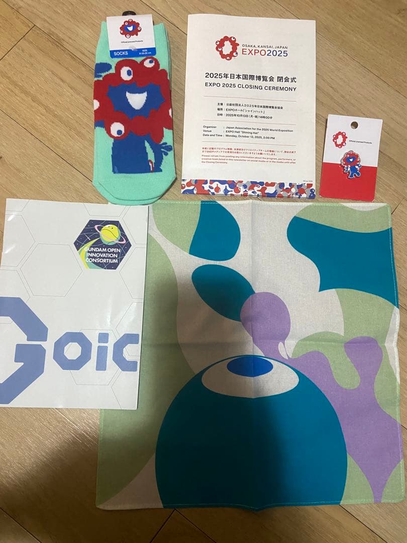【新品】大阪・関西万博　閉幕式ハンカチとプログラムとミャクミャクバッチセット