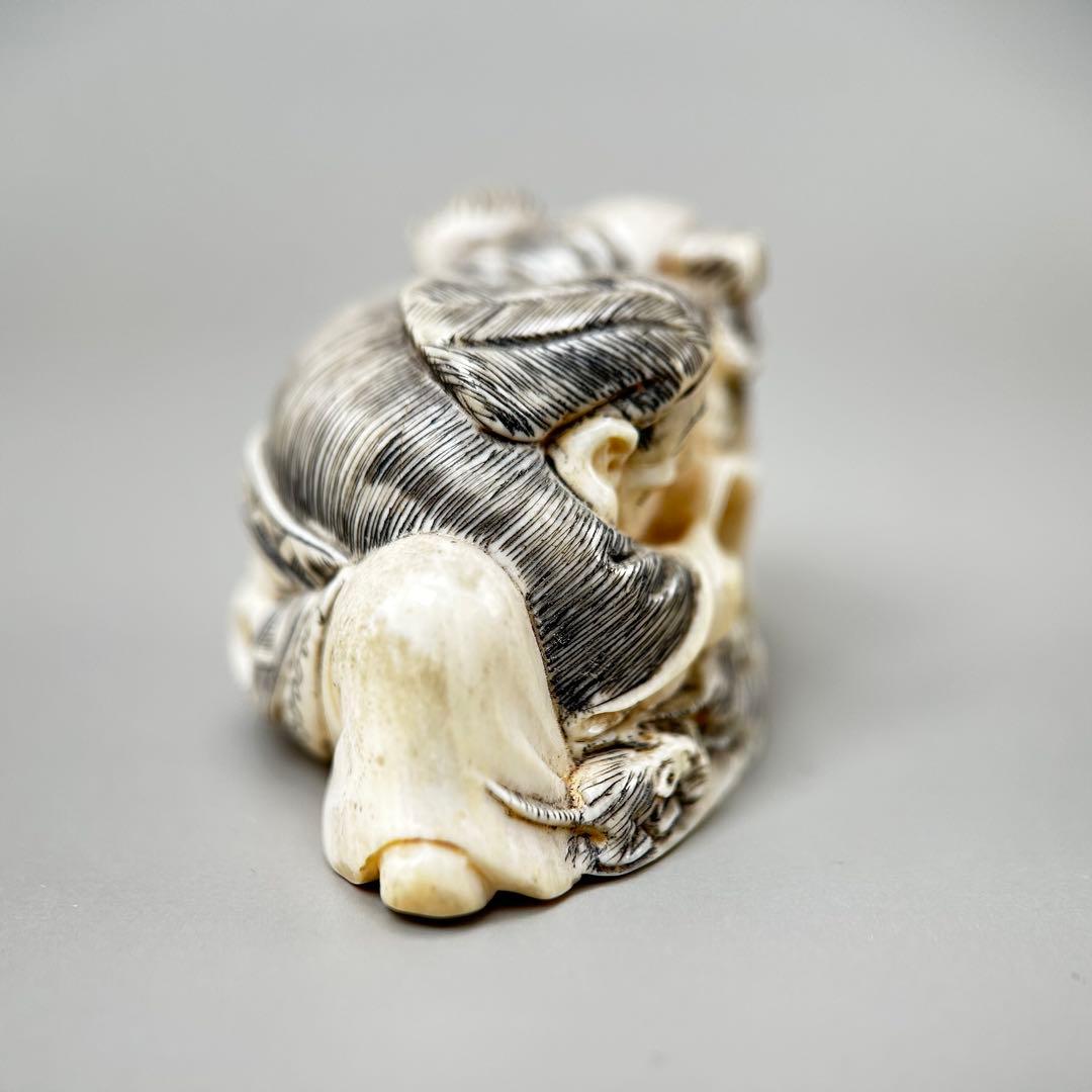 寝ている老人の彫刻極上　根付　天然素材アンティーク骨董　飾り物古美術置物細密細工