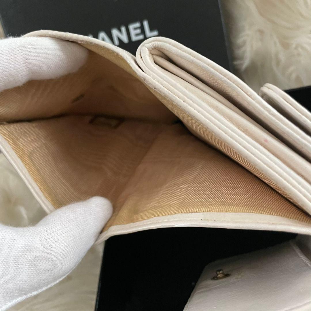 シャネル CHANEL 三つ折り 財布 ココマーク 白 キャビアスキン