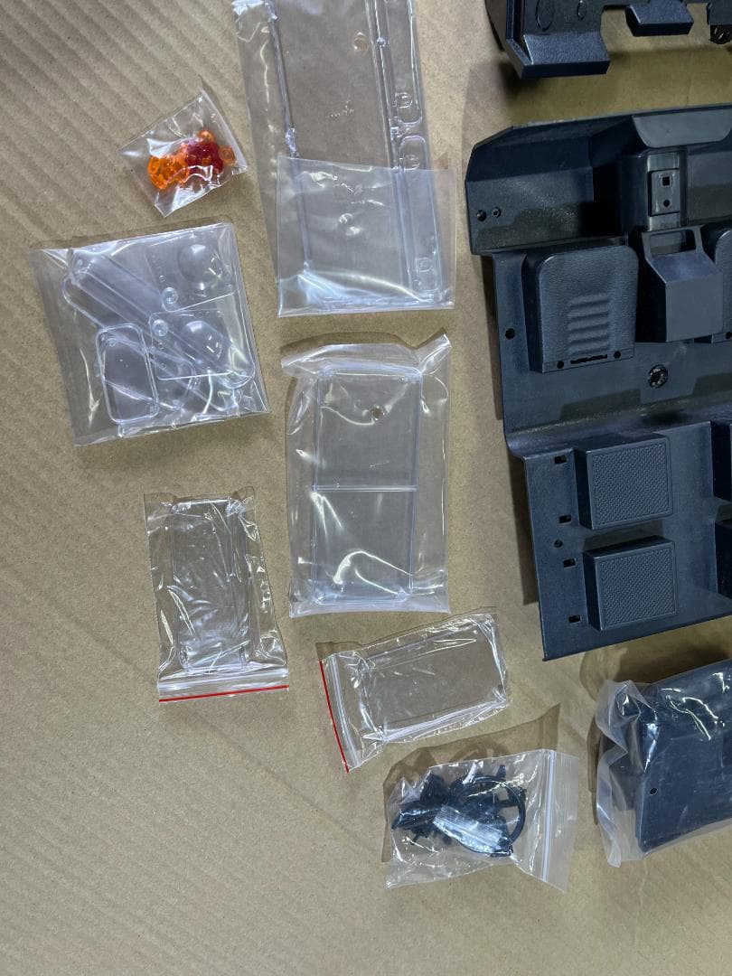 1/10クローラー用ディフェンダーボディ　ヘッドライトカバー片方欠品