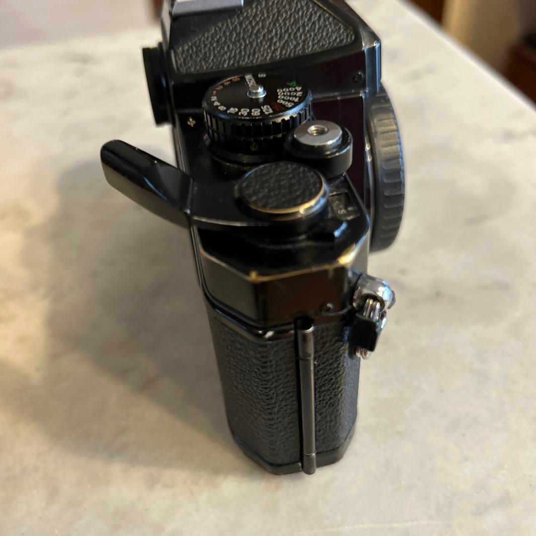 Nikon FE2 稼働品ですがレンズ脱着ボタンが食い込んでいます。