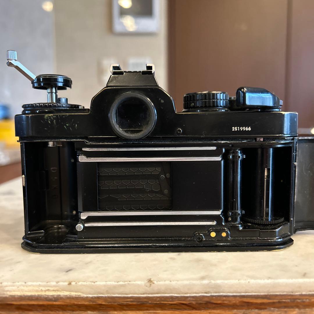 Nikon FE2 稼働品ですがレンズ脱着ボタンが食い込んでいます。