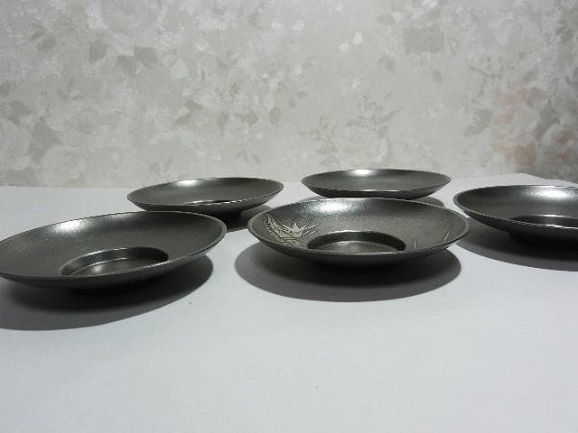 「乾茂號」造　花文図柄錫製茶托五客揃（欄、竹、菊、梅、松）