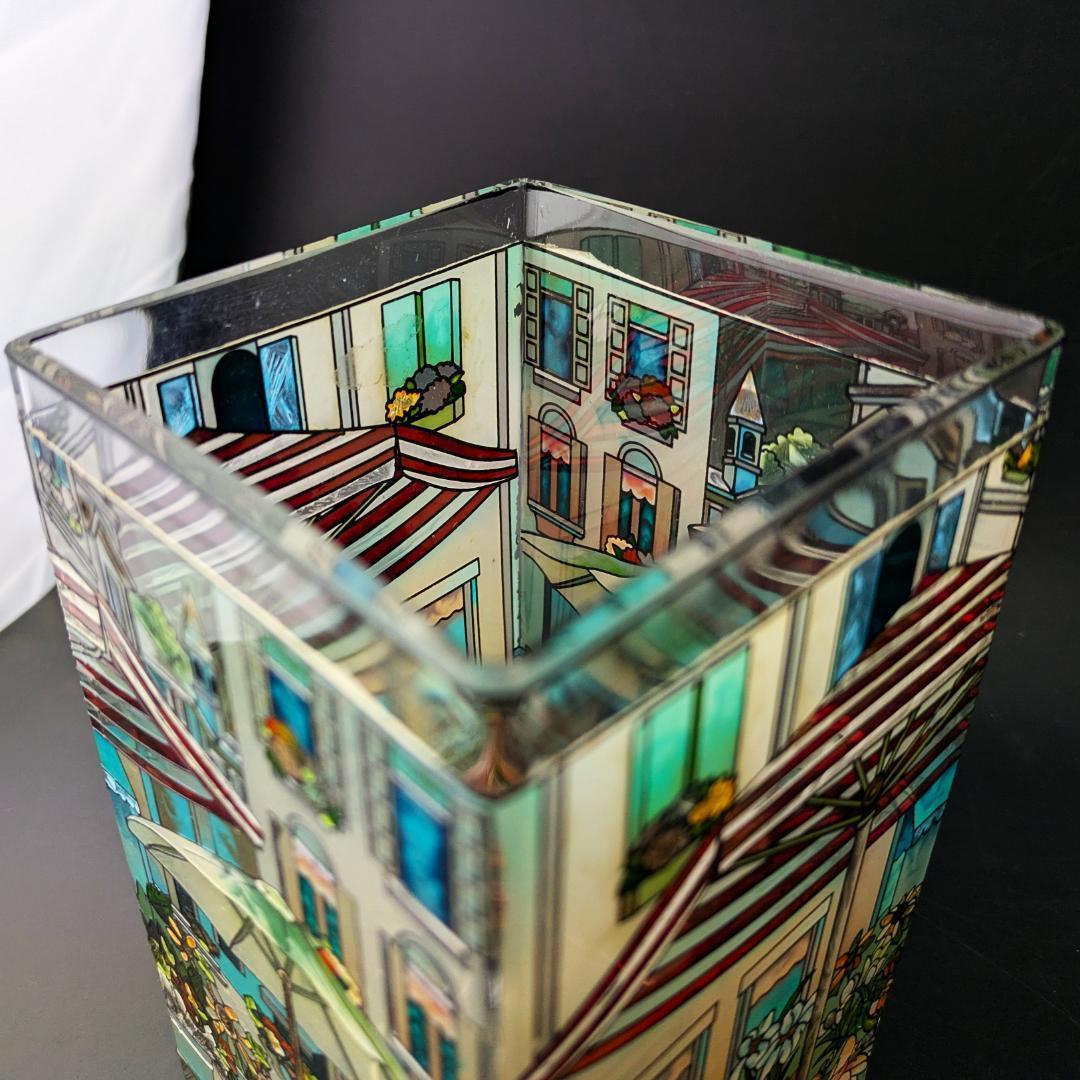 Amia Studios ステンドグラス風ガラス花瓶 ヨーロッパのカフェ街並み