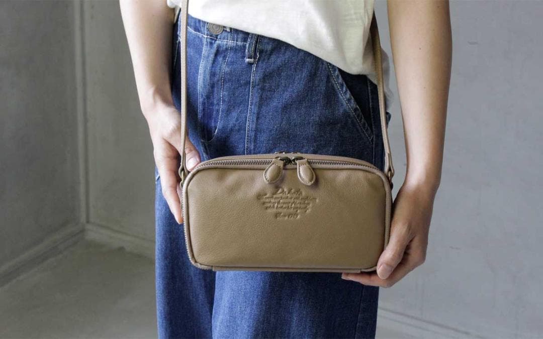 Dakota スクエア型　お財布ポシェット　アミューズ　オーク　ショルダーバッグ