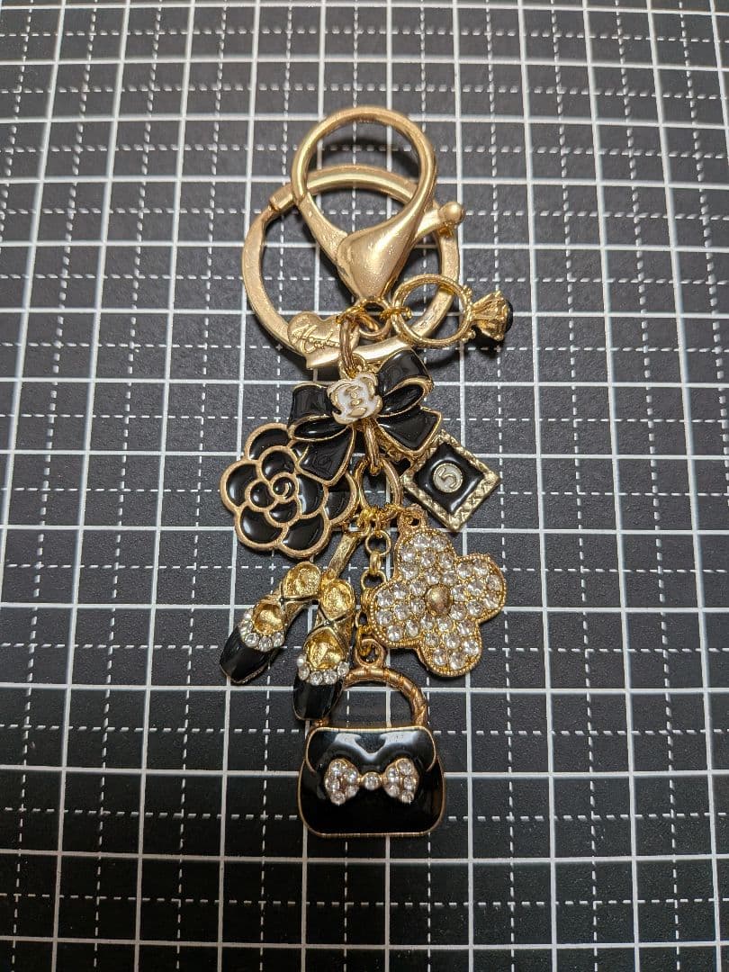 ハンドメイドチャーム　バッグチャーム　カメリア　ミニバッグ　タッセル　黒ピンク