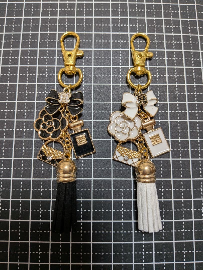 ハンドメイドチャーム　バッグチャーム　カメリア　ミニバッグ　タッセル　黒ピンク