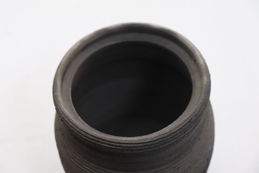 坂田甚内作　黒陶弦紋蓋付壺① 送料込250810