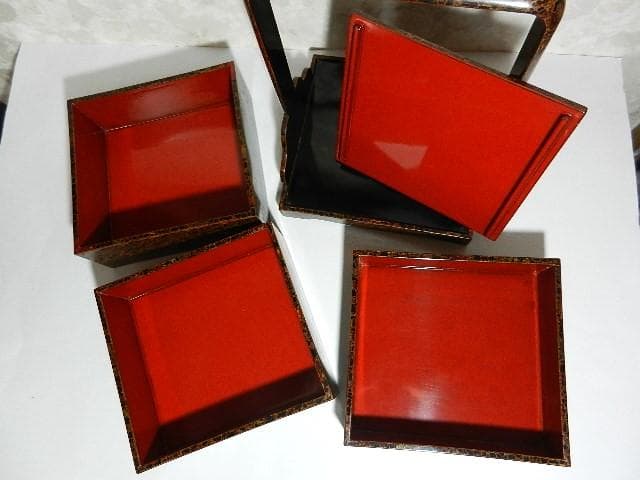 若狭塗漆芸品　持手台付き三段重箱（菓子器、茶道具）
