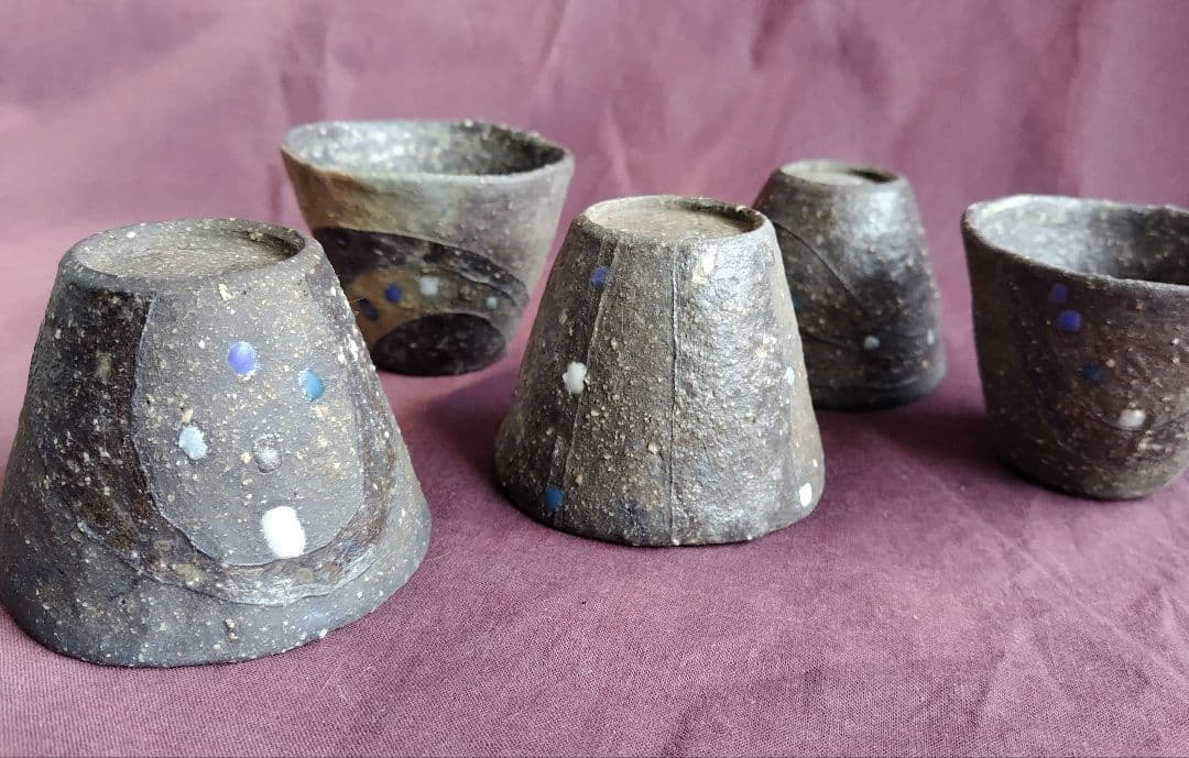 SUN 焼締め黒釉掛け分け小鉢(そば猪口五点組)と桃丸鉢