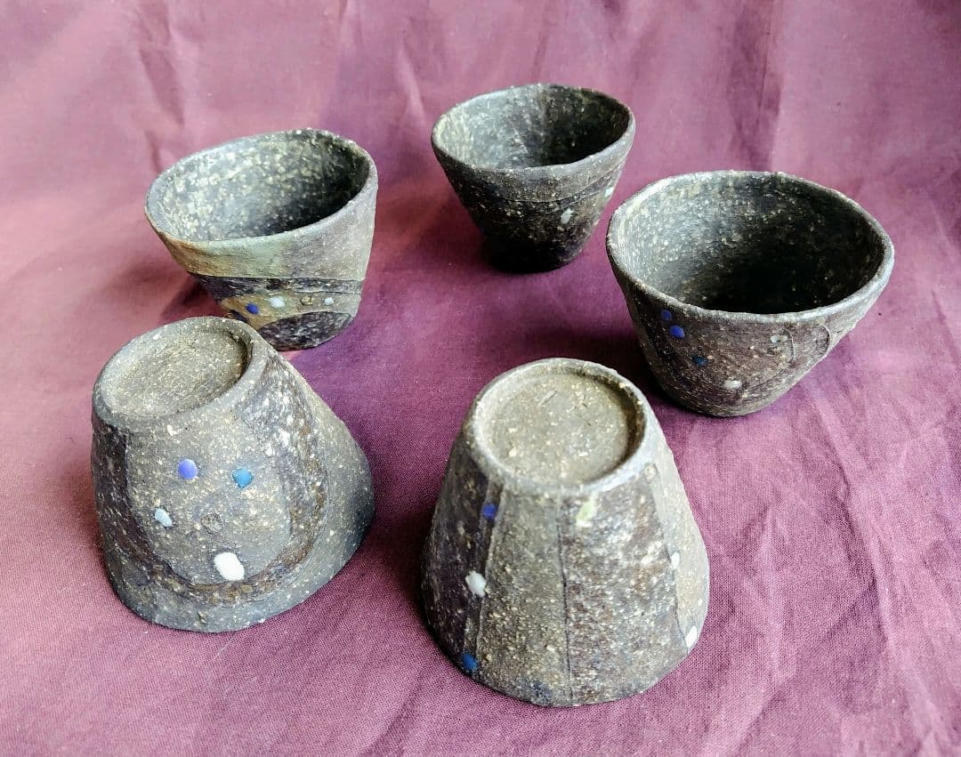 SUN 焼締め黒釉掛け分け小鉢(そば猪口五点組)と桃丸鉢