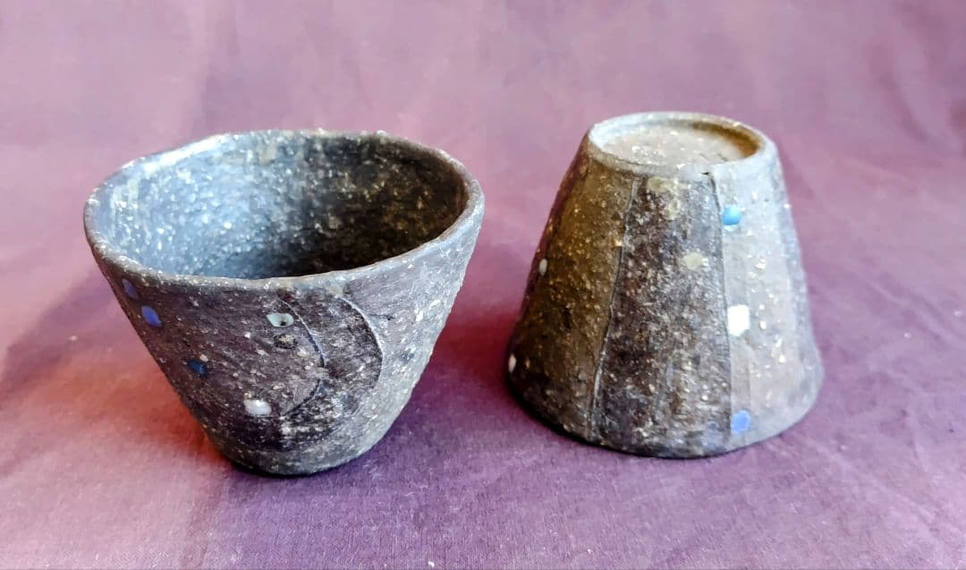 SUN 焼締め黒釉掛け分け小鉢(そば猪口五点組)と桃丸鉢