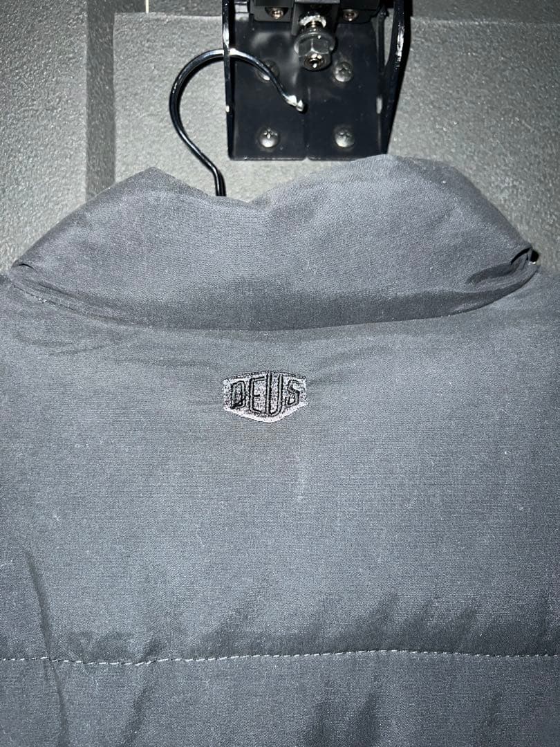 DEUS EX MACHINA ダウンベスト ダークグレー