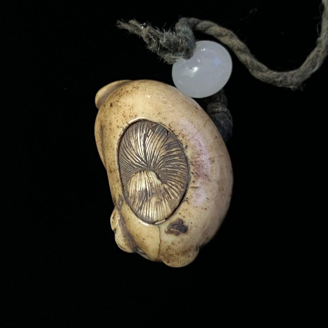 提げ物　根付　骨材　犬　天然素材　在銘　友一　彫刻