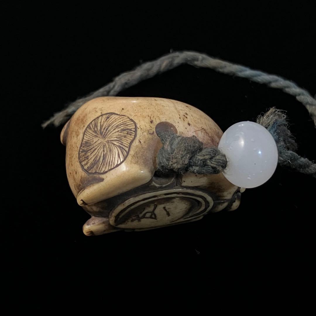 提げ物　根付　骨材　犬　天然素材　在銘　友一　彫刻