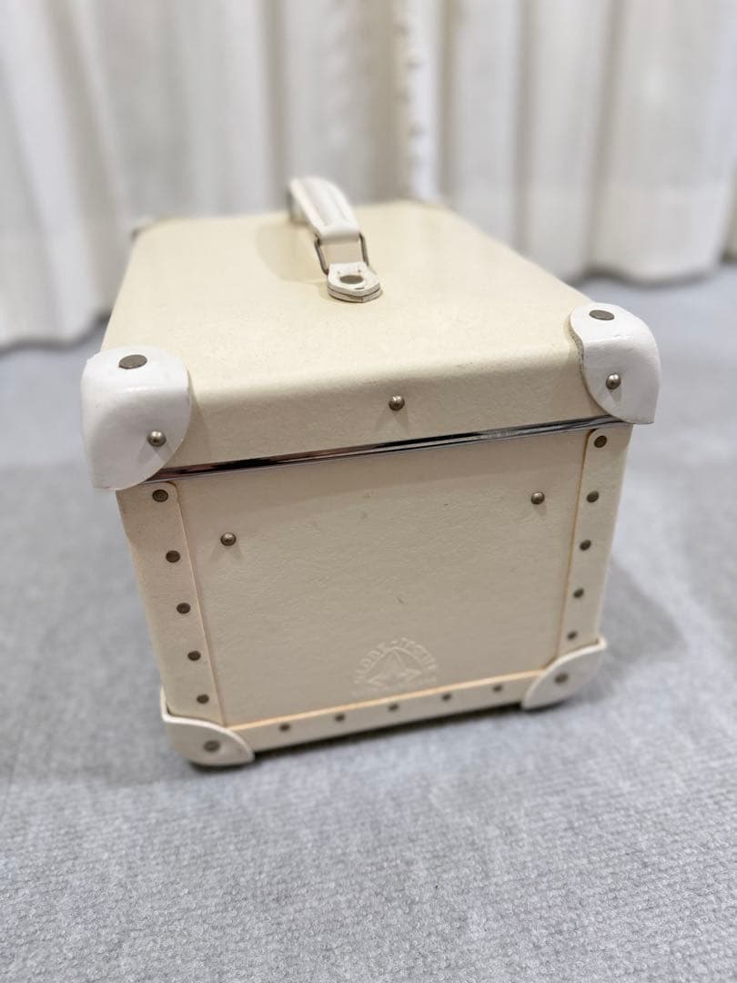 グローブトロッター　バニティ　限定　ホワイト