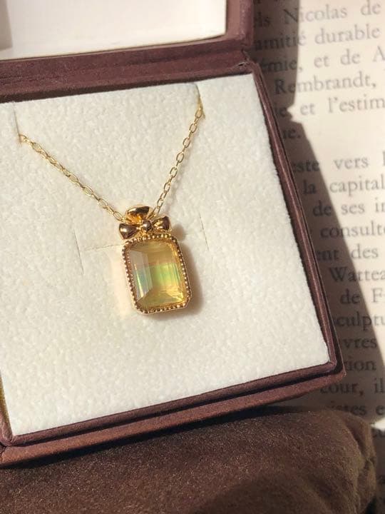 フローライトの香水瓶　ペンダントトップ