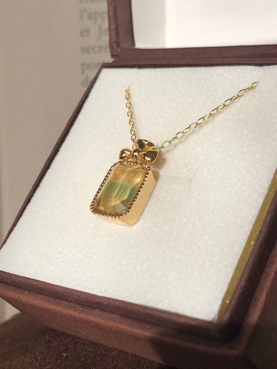 フローライトの香水瓶　ペンダントトップ