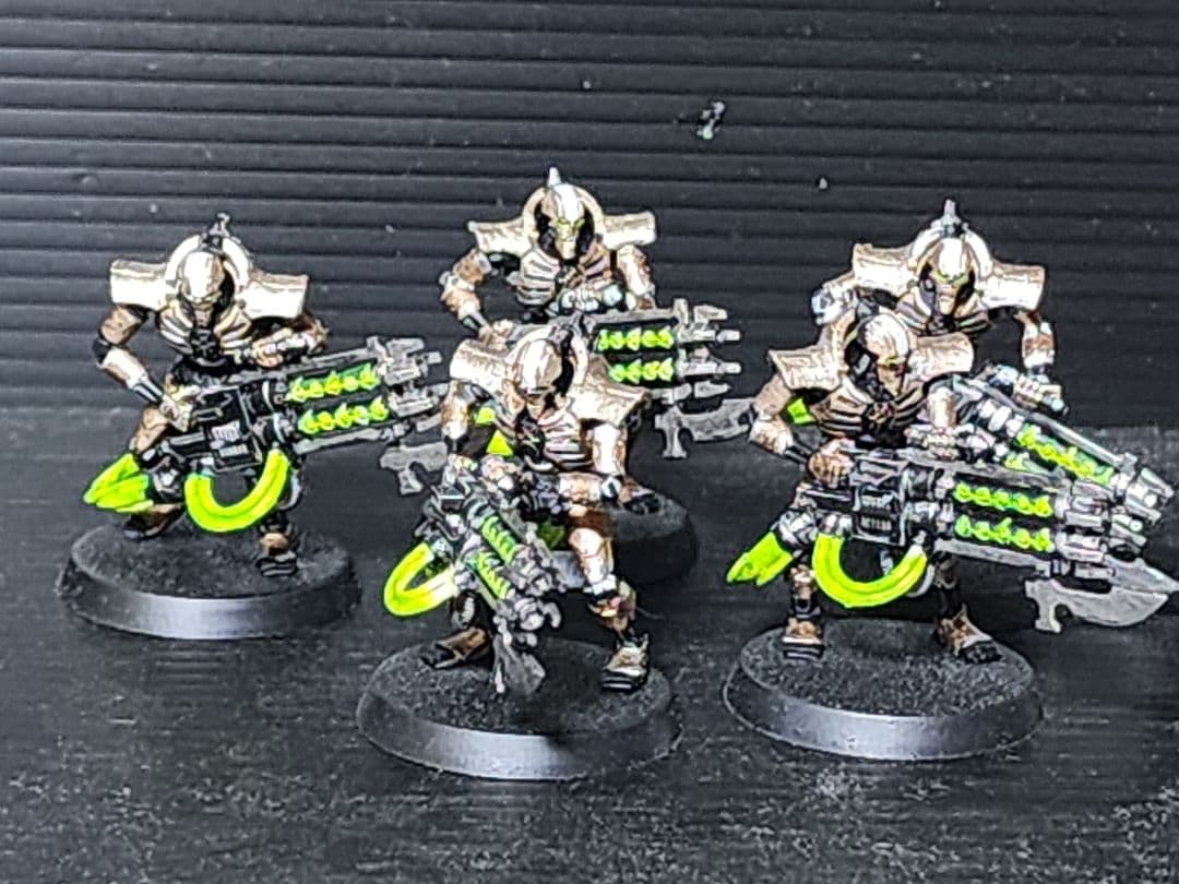 週刊ウォーハンマーネクロン軍団塗装済み。