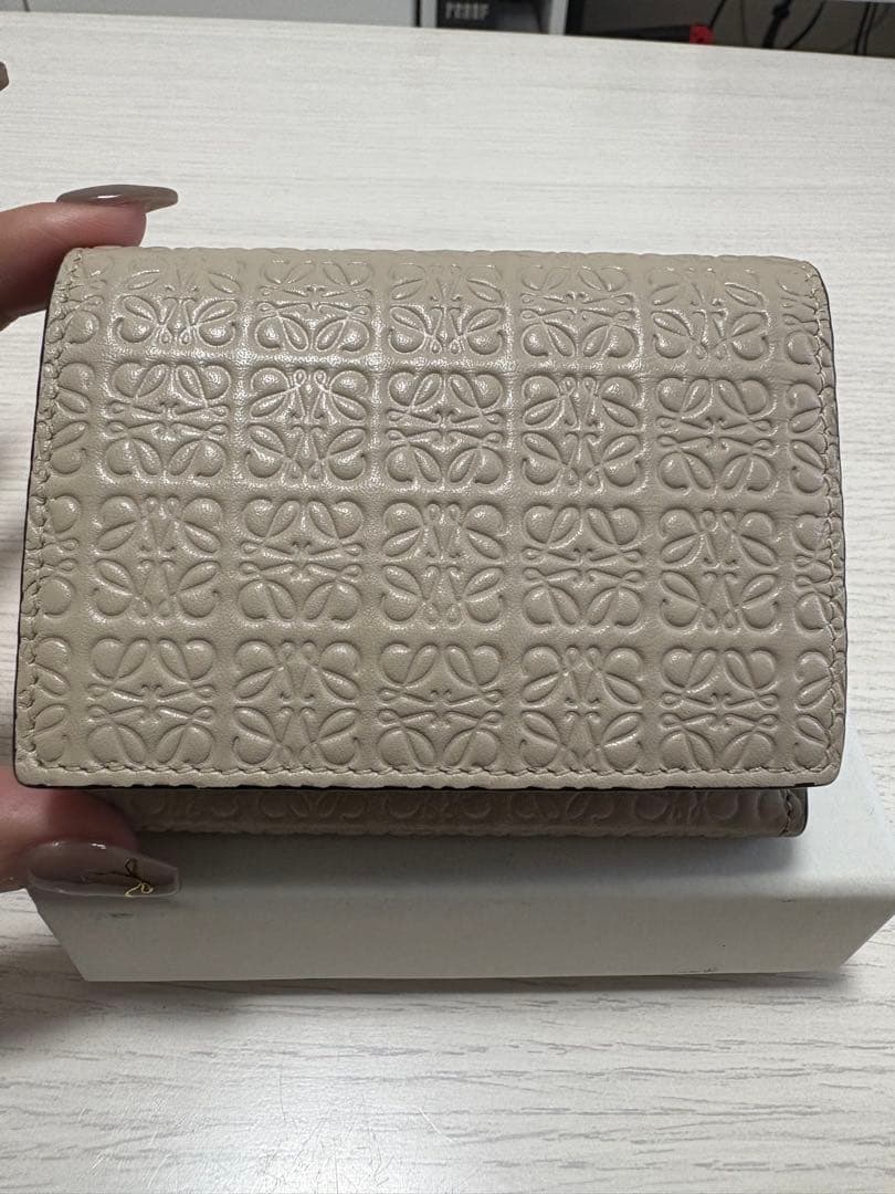 LOEWE ベージュ エンボス 三つ折り財布