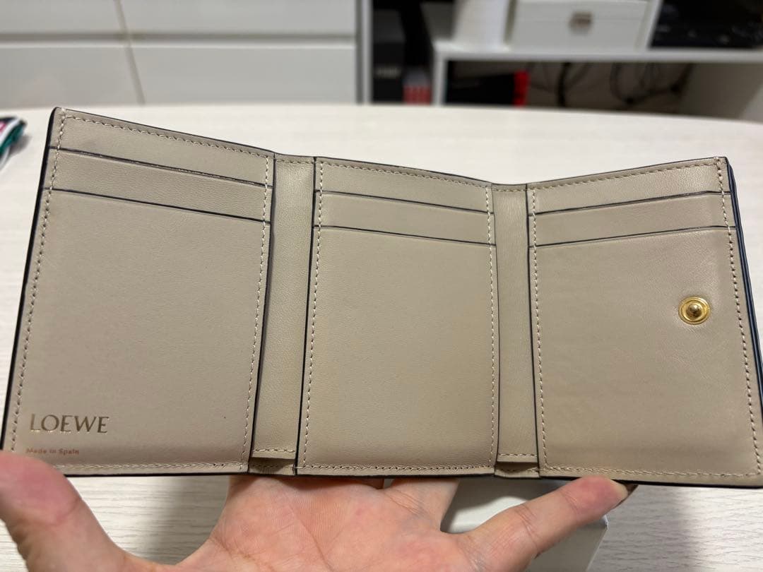 LOEWE ベージュ エンボス 三つ折り財布
