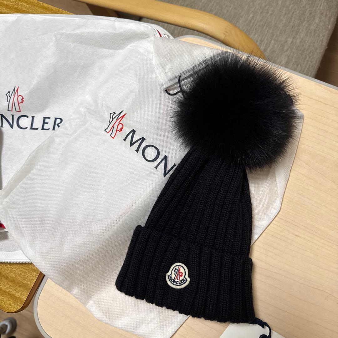 MONCLER ブラックファー付きニット帽