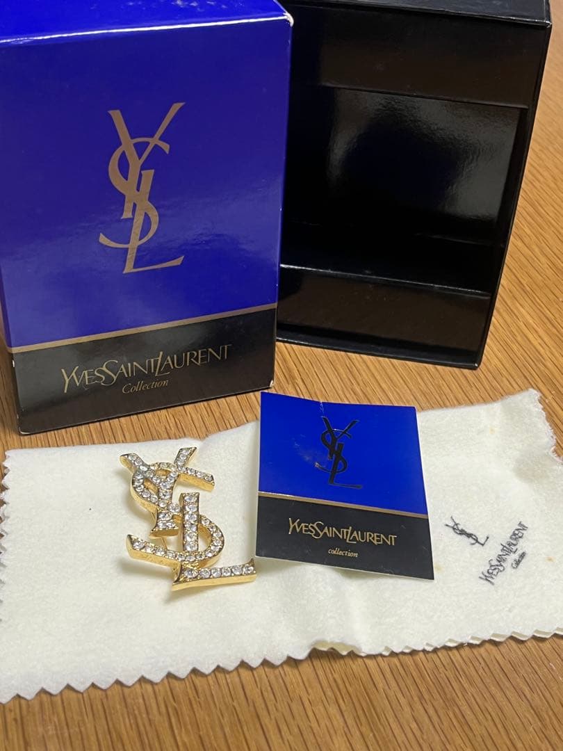 Yves Saint Laurent ロゴブローチ