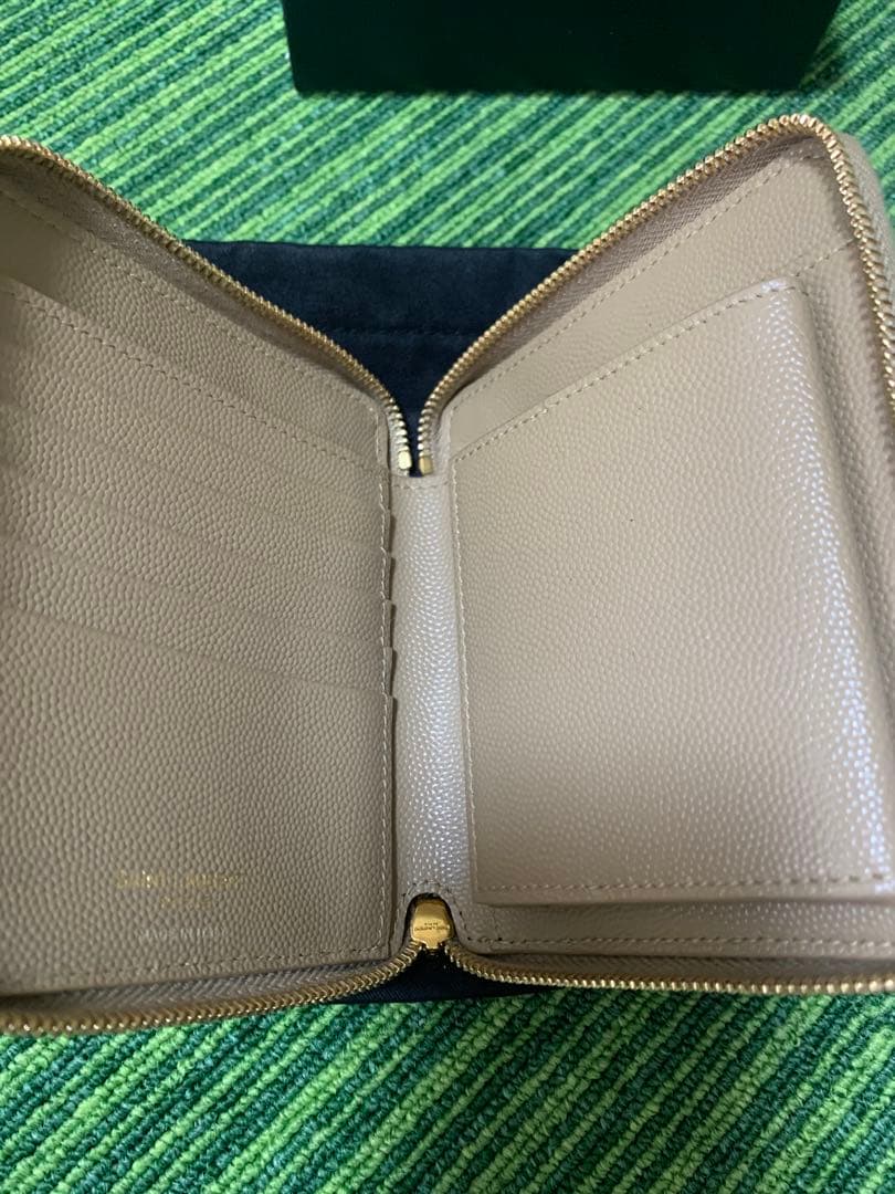 イヴ・サンローラン　YSL ベージュ キルティング 二つ折り財布