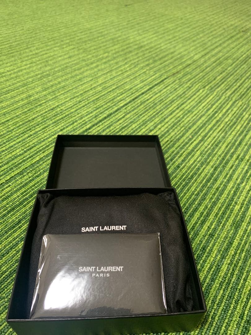 イヴ・サンローラン　YSL ベージュ キルティング 二つ折り財布