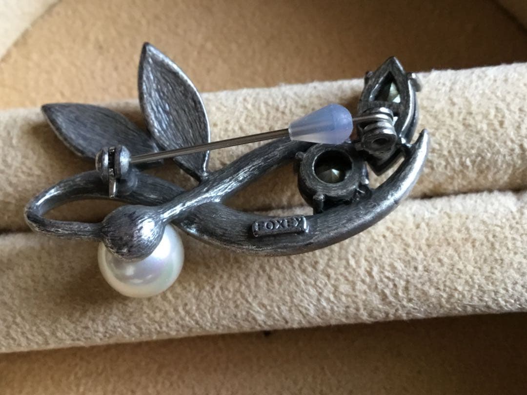 在庫一掃セール中！職人技が一粒光るパールと輝きを放つストーンのブローチ