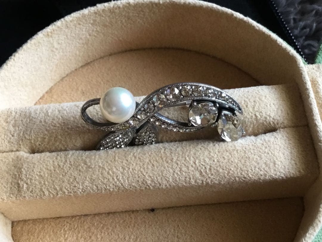 在庫一掃セール中！職人技が一粒光るパールと輝きを放つストーンのブローチ