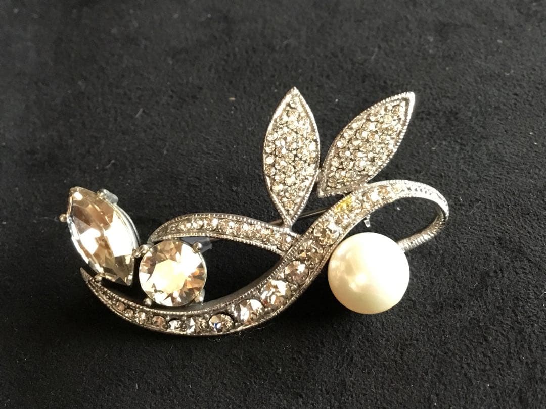 在庫一掃セール中！職人技が一粒光るパールと輝きを放つストーンのブローチ