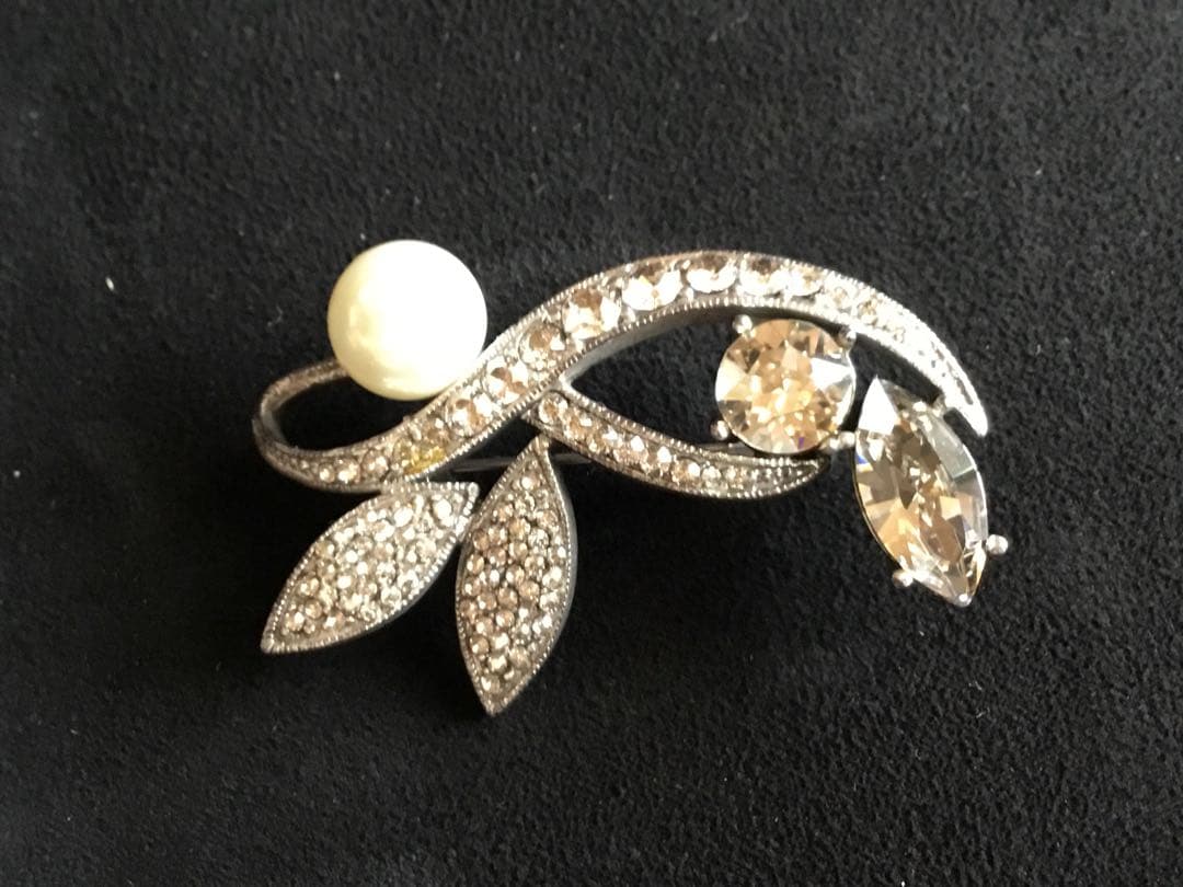 在庫一掃セール中！職人技が一粒光るパールと輝きを放つストーンのブローチ