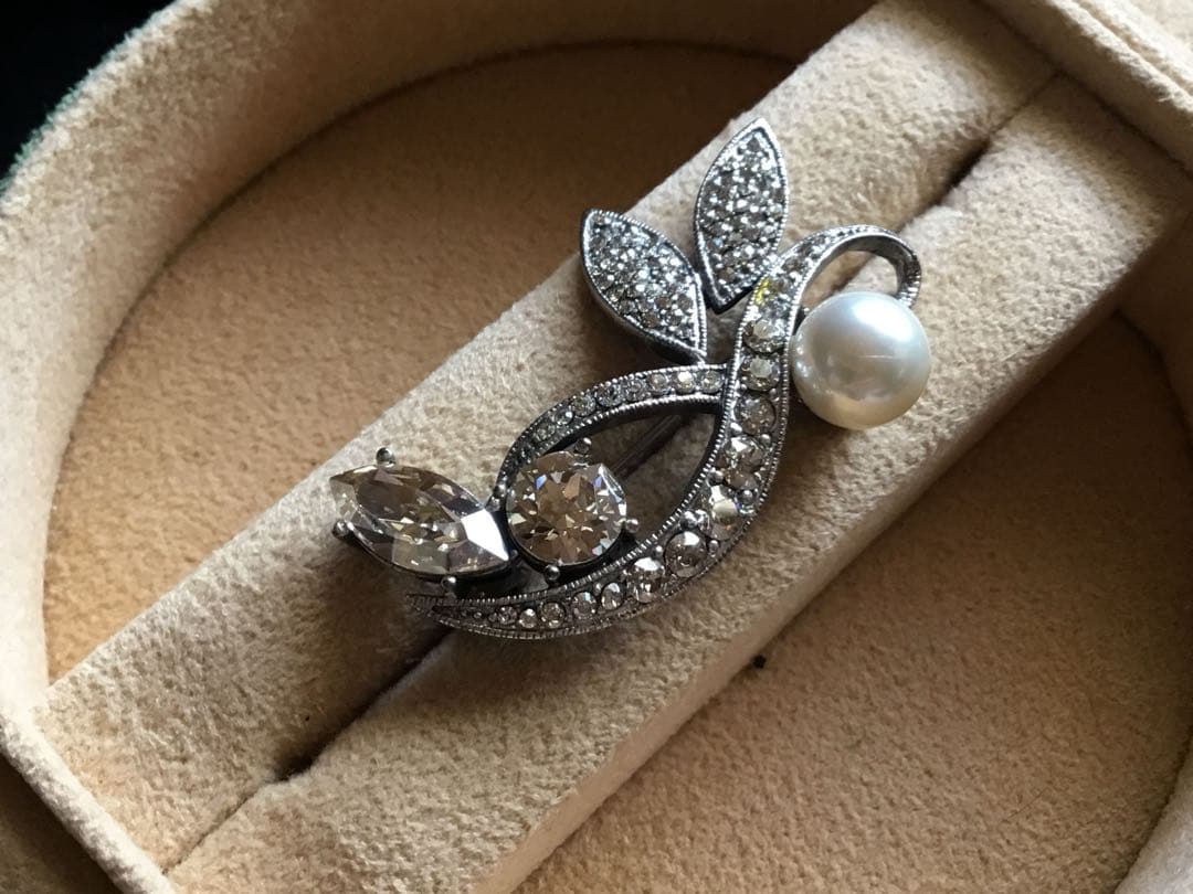 在庫一掃セール中！職人技が一粒光るパールと輝きを放つストーンのブローチ