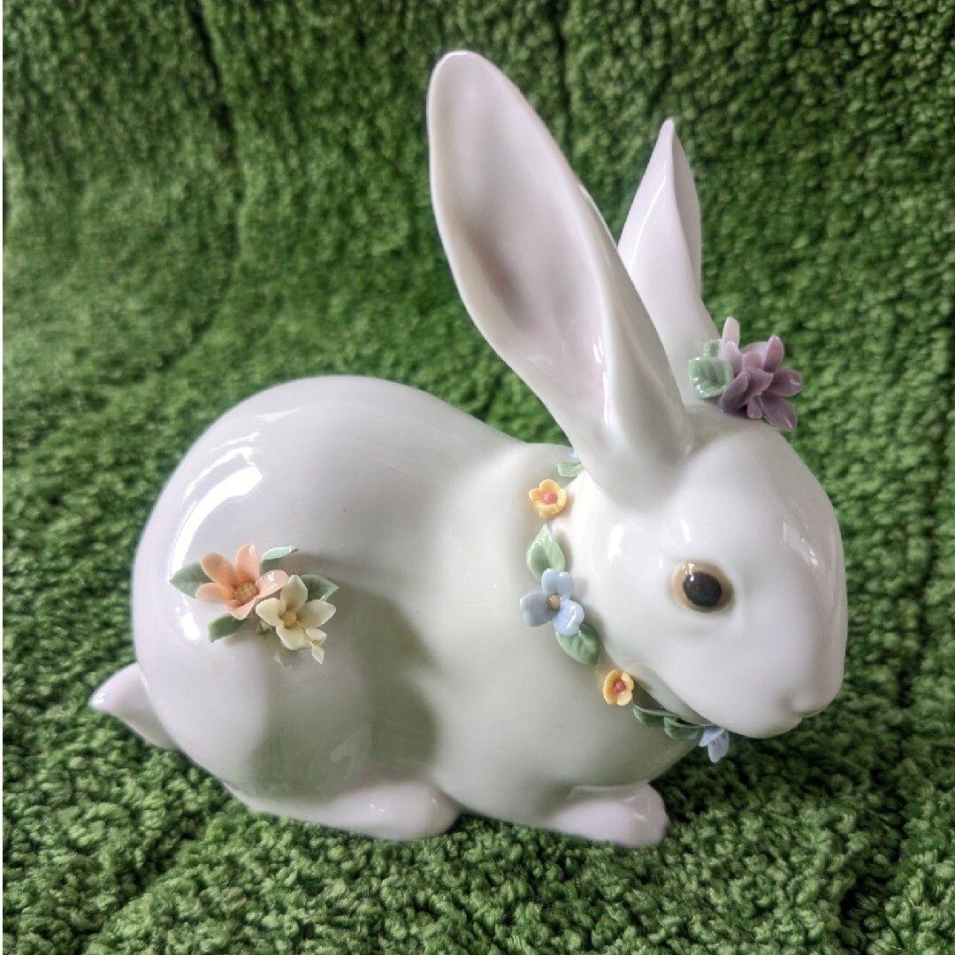 ウサギの陶器置物 花の飾り付き
