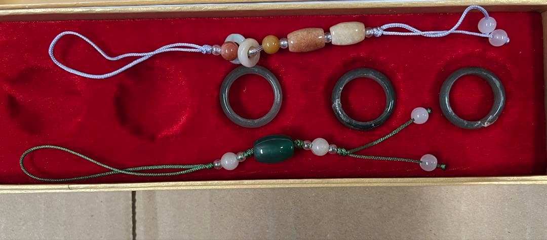 翡翠製リングと装飾紐セット