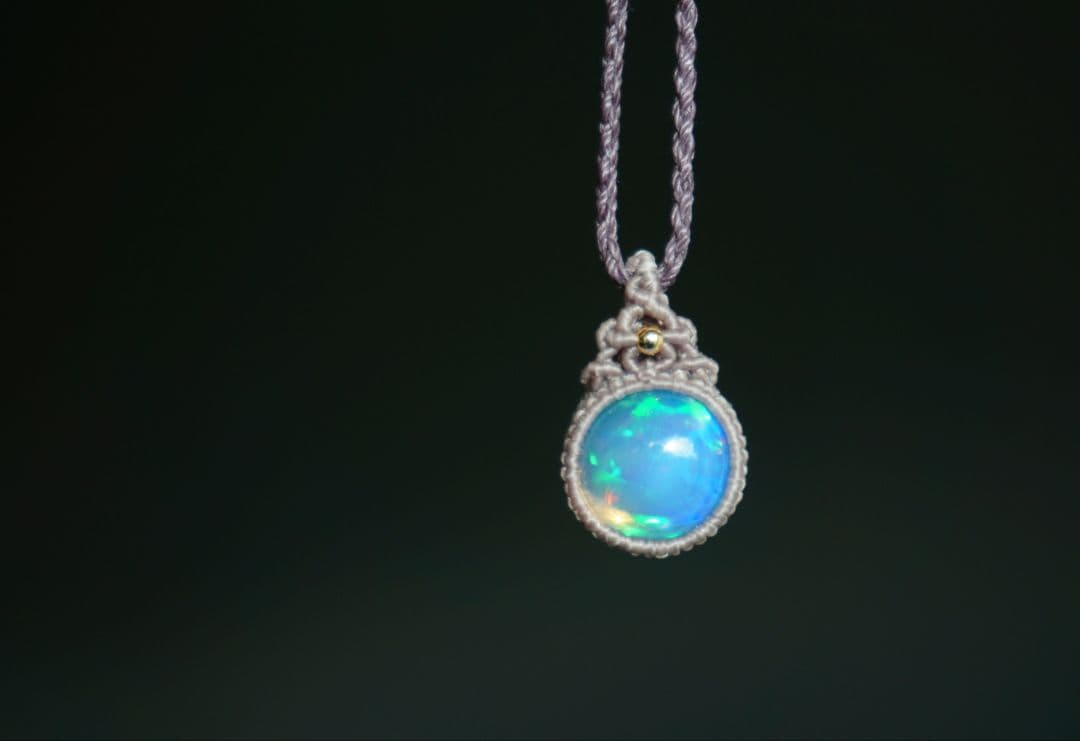 浮かぶ満月　エチオピア産オパール　マクラメ　ネックレス