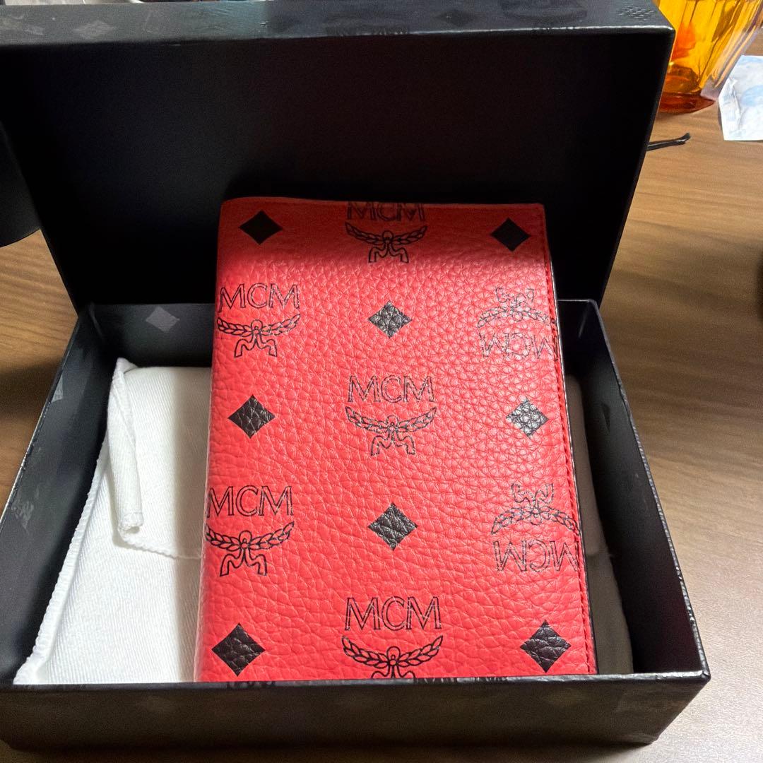 MCM 赤 レザー パスポートケース