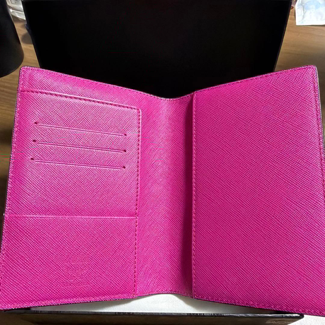 MCM 赤 レザー パスポートケース